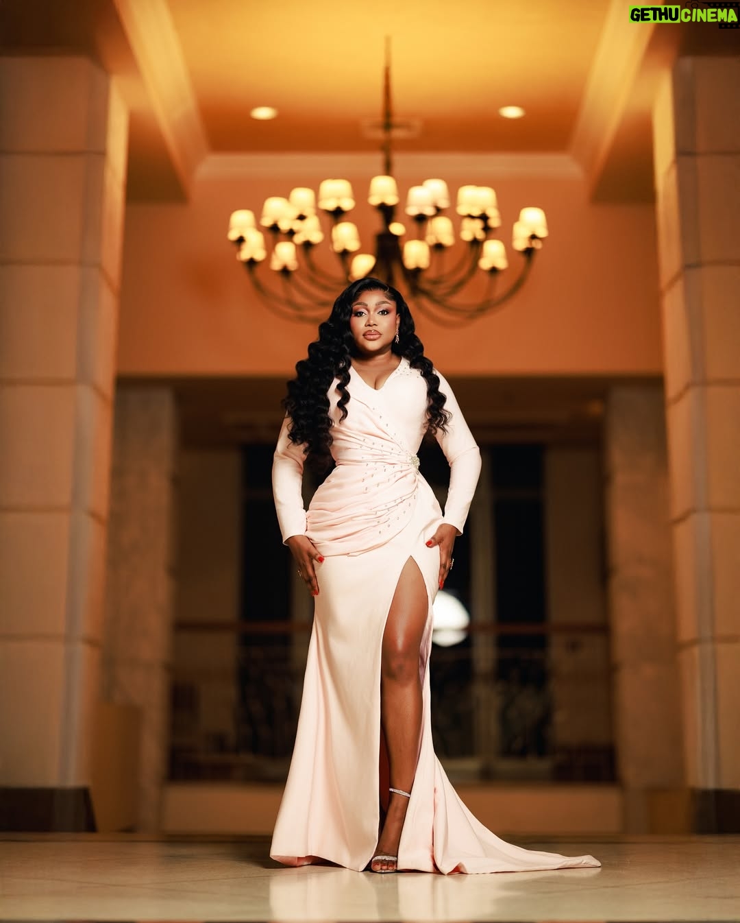 Ruth Kadiri - 87.1K Likes - What’s the right color of this my dress???? 🤷♀️