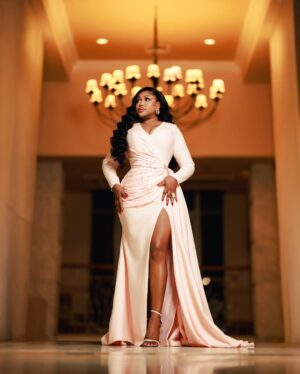 Ruth Kadiri Instagram - What’s the right color of this my dress???? 🤷‍♀️
