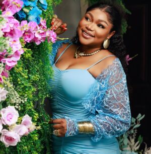 Ruth Kadiri Instagram - Flowery and bright!!!!
Is everything I feel… 
Happy birthday to me..

Styled @by_mickeycreates 
Photo @edos_artistry
Hairstylist @ids_touch 
Makeup @austas_place