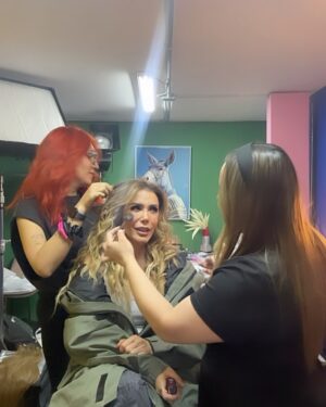 Sabine Moussier Instagram - Sabine Moussier @sabineoficial  @lacasafamososmx 
Makeup @tania_makeup__  Hair @regreghair 

#lcdlf2 #lacasadelosfamososmx #makeup #hair #glam #show #reality #televisa #makeupbytaniapalomino #tv