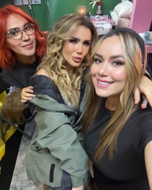 Sabine Moussier Instagram - Sabine Moussier @sabineoficial  @lacasafamososmx 
Makeup @tania_makeup__  Hair @regreghair 

#lcdlf2 #lacasadelosfamososmx #makeup #hair #glam #show #reality #televisa #makeupbytaniapalomino #tv