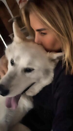 Sabine Moussier Instagram - Creo que no les había presentado a Vodka, es adoptada y se ha convertido en el amor de mi vida ! Ayudemos, hay much@s chiquit@s que nos necesitan ❤️#diadeperros #dante_adopciones