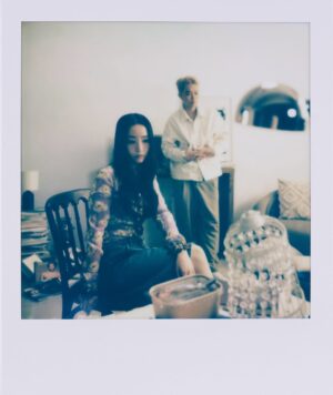 Sabrina Cheung Instagram - “the story about the unequal love between us”

你不是可有可無的 
1 APR 12:00 叱咤樂壇首播 
4 APR 00:00 on all streaming platforms 

曲：張蔓莎 陳可為 @howaichan_ 
詞：黃偉文 @concertyy 
編：Justin Yau @justinyauyan 
監：徐    浩 @terrychui22 
主唱：張蔓莎 胡子彤

📸: @hoyin626