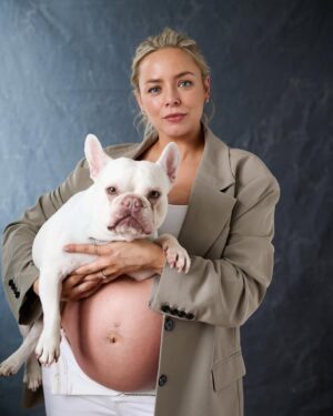 Sacha Parkinson Instagram - As if my little munchkin was in there all that time 🤍✨

Thank you @brookelevivincent for organising such a special shoot and for including my fur baby 🤍