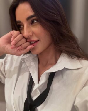 Sadia Khan Instagram - Have a great weekend everyone 🤍✨
