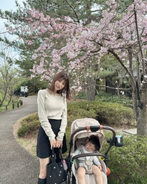 Sae Kanzaki Instagram - 新生児期だった昨年の今ごろ。
来年は一緒に桜みようね〜って話しかけてたので早速🏃‍♂️

やっと(あっという間)1年！一緒にお花見できる！
着く頃には寝ちゃった坊ちゃんだけど…🙂‍↕️🌸

みんなのところは何分咲きですか？🌸🫧🍡🍒

髪型も春模様に。
@taisei_kadota さんありがとうございます(✌︎˙˘˙✌︎)

#お花見#赤ちゃんのいる生活#子連れでお出かけ#sakura