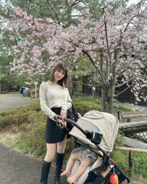 Sae Kanzaki Instagram - 新生児期だった昨年の今ごろ。
来年は一緒に桜みようね〜って話しかけてたので早速🏃‍♂️

やっと(あっという間)1年！一緒にお花見できる！
着く頃には寝ちゃった坊ちゃんだけど…🙂‍↕️🌸

みんなのところは何分咲きですか？🌸🫧🍡🍒

髪型も春模様に。
@taisei_kadota さんありがとうございます(✌︎˙˘˙✌︎)

#お花見#赤ちゃんのいる生活#子連れでお出かけ#sakura