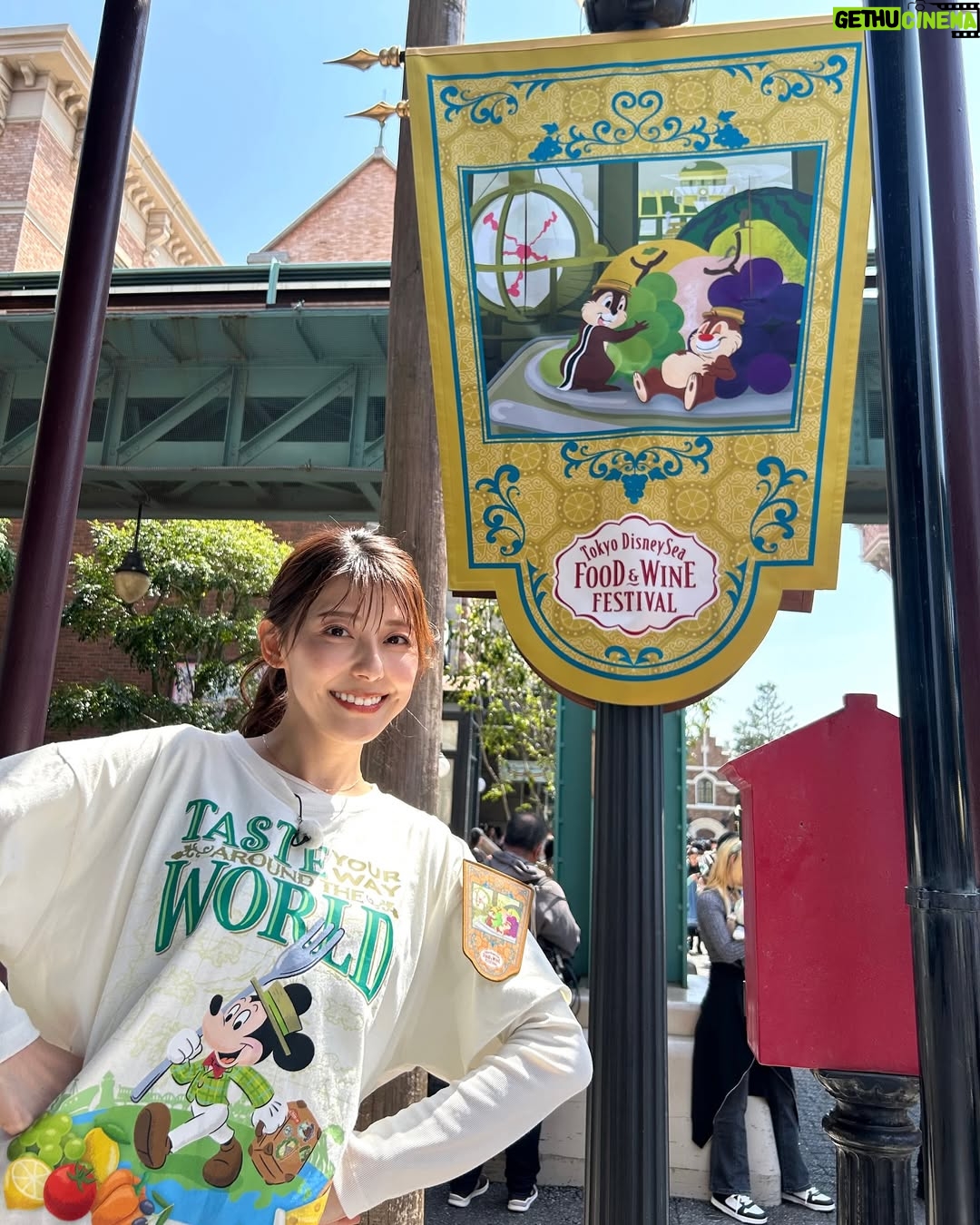 Saeko Kamimura - 6.2K Likes - .
.
ひるおび午前の中継は東京ディズニーシーで始まった
『東京ディズニーシー・フード&ワインフェスティバル』の様子をお伝えしました。“食で世界を巡る”をテーマにしていて、イベントのTシャツは旅行鞄をもって旅するミッキーが描かれています🧳🍷🍴
シーの素敵な景色を見ながら美味しいフードとお酒が楽しめる最高のイベント。気になるメニューがまだまだたくさんあるのと、新発売のホタテガーリックバターポップコーンがとても美味しかったので開催期間中に遊びに来たいと思います🍿
また、シーではダッフィ20周年記念イベントも始まりました!ロケの様子が明日のひるおびで放送される予定なのでそちらもぜひチェックしてください🫧
#ひるおび @hiruobi_tbs
#東京ディズニーシーフードアンドワインフェスティバル
#ホタテガーリックバターポップコーン #tokyodisneysea
#tokyodisneyseafoodandwinefestival
