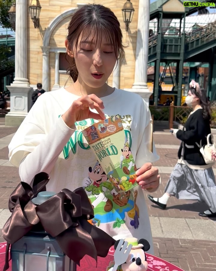 Saeko Kamimura - 6.2K Likes - .
.
ひるおび午前の中継は東京ディズニーシーで始まった
『東京ディズニーシー・フード&ワインフェスティバル』の様子をお伝えしました。“食で世界を巡る”をテーマにしていて、イベントのTシャツは旅行鞄をもって旅するミッキーが描かれています🧳🍷🍴
シーの素敵な景色を見ながら美味しいフードとお酒が楽しめる最高のイベント。気になるメニューがまだまだたくさんあるのと、新発売のホタテガーリックバターポップコーンがとても美味しかったので開催期間中に遊びに来たいと思います🍿
また、シーではダッフィ20周年記念イベントも始まりました!ロケの様子が明日のひるおびで放送される予定なのでそちらもぜひチェックしてください🫧
#ひるおび @hiruobi_tbs
#東京ディズニーシーフードアンドワインフェスティバル
#ホタテガーリックバターポップコーン #tokyodisneysea
#tokyodisneyseafoodandwinefestival