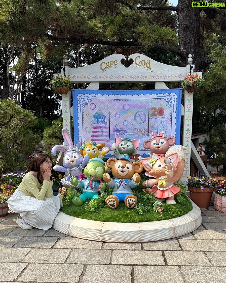 Saeko Kamimura - 6.2K Likes - .
.
ひるおび午前の中継は東京ディズニーシーで始まった
『東京ディズニーシー・フード&ワインフェスティバル』の様子をお伝えしました。“食で世界を巡る”をテーマにしていて、イベントのTシャツは旅行鞄をもって旅するミッキーが描かれています🧳🍷🍴
シーの素敵な景色を見ながら美味しいフードとお酒が楽しめる最高のイベント。気になるメニューがまだまだたくさんあるのと、新発売のホタテガーリックバターポップコーンがとても美味しかったので開催期間中に遊びに来たいと思います🍿
また、シーではダッフィ20周年記念イベントも始まりました!ロケの様子が明日のひるおびで放送される予定なのでそちらもぜひチェックしてください🫧
#ひるおび @hiruobi_tbs
#東京ディズニーシーフードアンドワインフェスティバル
#ホタテガーリックバターポップコーン #tokyodisneysea
#tokyodisneyseafoodandwinefestival