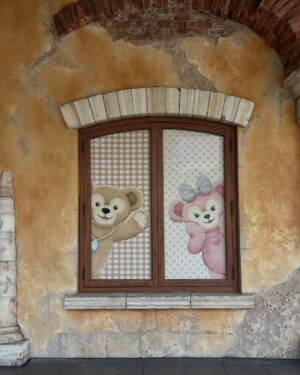 Saeko Kamimura Instagram - .
.
ひるおび午前の中継は東京ディズニーシーで始まった
『東京ディズニーシー・フード＆ワインフェスティバル』の様子をお伝えしました。“食で世界を巡る”をテーマにしていて、イベントのTシャツは旅行鞄をもって旅するミッキーが描かれています🧳🍷🍴

シーの素敵な景色を見ながら美味しいフードとお酒が楽しめる最高のイベント。気になるメニューがまだまだたくさんあるのと、新発売のホタテガーリックバターポップコーンがとても美味しかったので開催期間中に遊びに来たいと思います🍿

また、シーではダッフィ20周年記念イベントも始まりました！ロケの様子が明日のひるおびで放送される予定なのでそちらもぜひチェックしてください🫧

#ひるおび　@hiruobi_tbs 
#東京ディズニーシーフードアンドワインフェスティバル　
#ホタテガーリックバターポップコーン　#tokyodisneysea 
#tokyodisneyseafoodandwinefestival