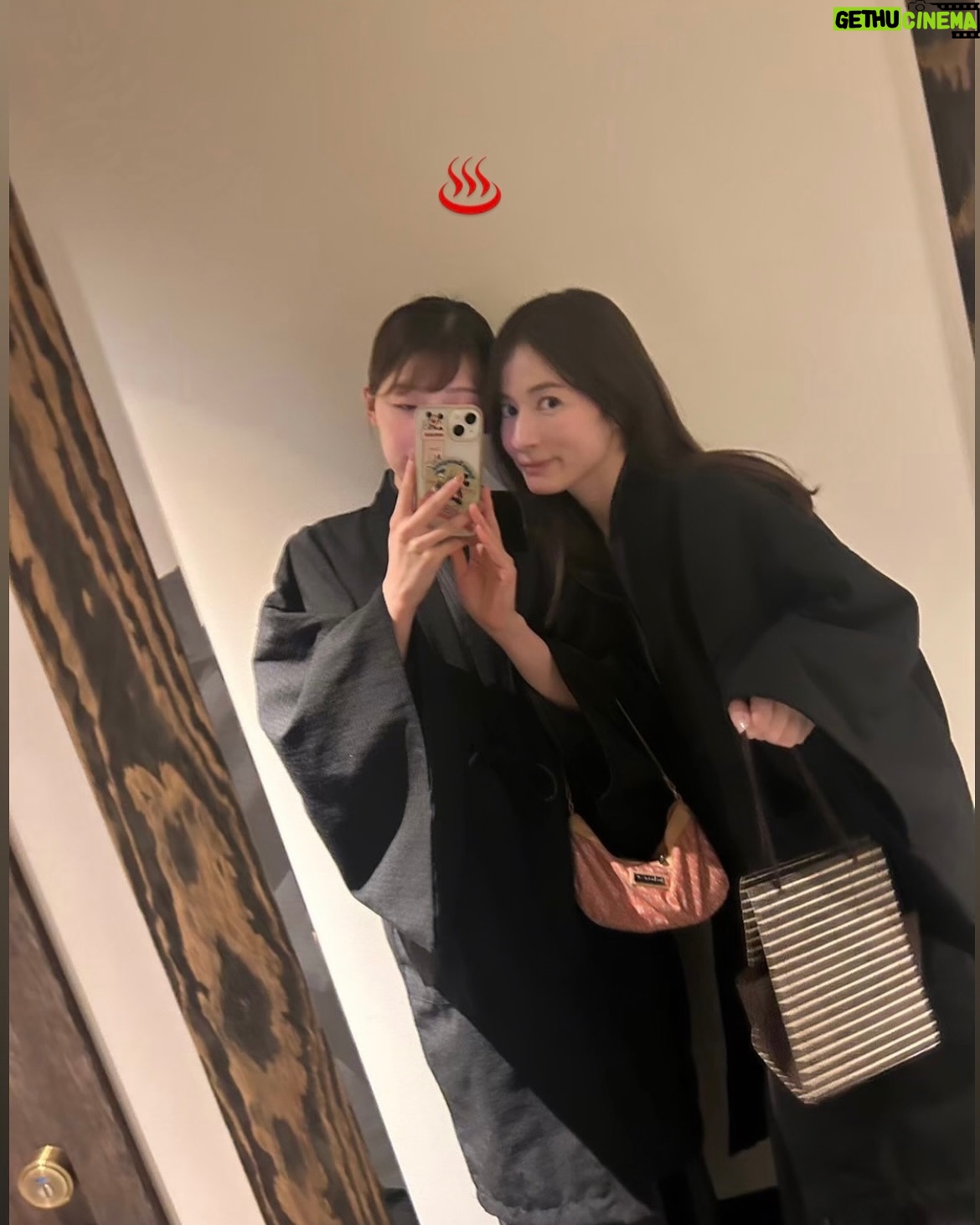 Saeko Kamimura - 8.9K Likes - .
.
宇内アナが先日TBSテレビを退職しました。
唯一の同期であり親友でもある梨沙が近くにいることは
私にとって大きな心の支えだったので、
とても寂しいのが正直なところです😔
お酒を全く飲めない梨沙ですが
私がとても落ち込んでいる時、『私も一杯飲む!』と
私のヤケ酒に付き合ってくれ、励ましてくれたことがありました。あの時は嬉しかったなぁ。
彼女の言動は優しいだけでなく、いつも正しく、筋が通っていて、とてもかっこいいんです。そんな梨沙が選んだ新しい道を、これからも親友として変わらず応援していきます!
TBSアナウンサーとしての10年お疲れ様♡
同期になってくれてありがとう♡
伝えたいことは、泣きながら書いた手紙を渡したので
このあたりで😌
@risaunai