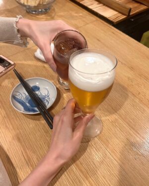 Saeko Kamimura Instagram - .
.
宇内アナが先日TBSテレビを退職しました。
唯一の同期であり親友でもある梨沙が近くにいることは
私にとって大きな心の支えだったので、
とても寂しいのが正直なところです😔

お酒を全く飲めない梨沙ですが
私がとても落ち込んでいる時、『私も一杯飲む！』と
私のヤケ酒に付き合ってくれ、励ましてくれたことがありました。あの時は嬉しかったなぁ。

彼女の言動は優しいだけでなく、いつも正しく、筋が通っていて、とてもかっこいいんです。そんな梨沙が選んだ新しい道を、これからも親友として変わらず応援していきます！

TBSアナウンサーとしての10年お疲れ様♡
同期になってくれてありがとう♡

伝えたいことは、泣きながら書いた手紙を渡したので
このあたりで😌

@risaunai