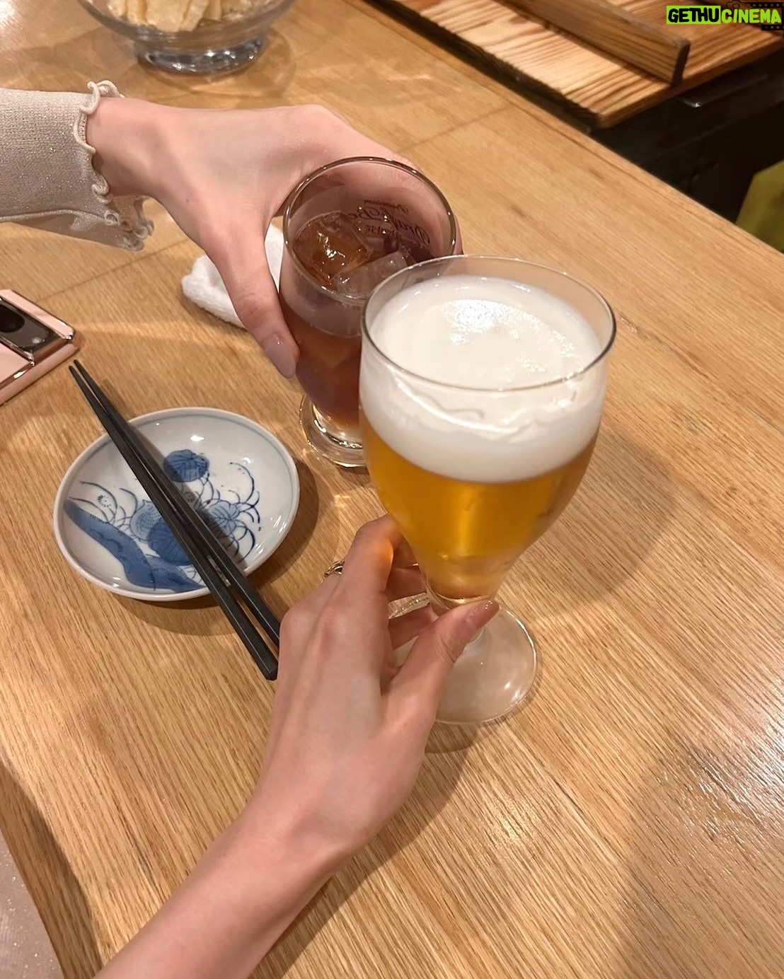 Saeko Kamimura - 8.9K Likes - .
.
宇内アナが先日TBSテレビを退職しました。
唯一の同期であり親友でもある梨沙が近くにいることは
私にとって大きな心の支えだったので、
とても寂しいのが正直なところです😔
お酒を全く飲めない梨沙ですが
私がとても落ち込んでいる時、『私も一杯飲む!』と
私のヤケ酒に付き合ってくれ、励ましてくれたことがありました。あの時は嬉しかったなぁ。
彼女の言動は優しいだけでなく、いつも正しく、筋が通っていて、とてもかっこいいんです。そんな梨沙が選んだ新しい道を、これからも親友として変わらず応援していきます!
TBSアナウンサーとしての10年お疲れ様♡
同期になってくれてありがとう♡
伝えたいことは、泣きながら書いた手紙を渡したので
このあたりで😌
@risaunai