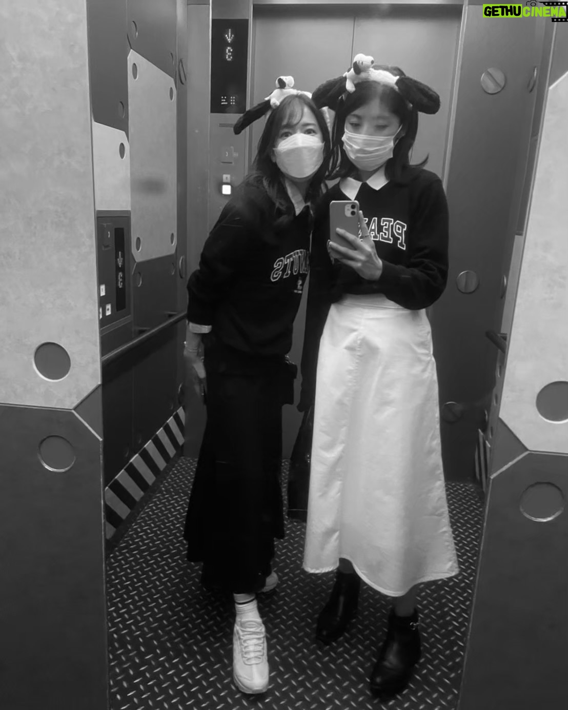 Saeko Kamimura - 8.9K Likes - .
.
宇内アナが先日TBSテレビを退職しました。
唯一の同期であり親友でもある梨沙が近くにいることは
私にとって大きな心の支えだったので、
とても寂しいのが正直なところです😔
お酒を全く飲めない梨沙ですが
私がとても落ち込んでいる時、『私も一杯飲む!』と
私のヤケ酒に付き合ってくれ、励ましてくれたことがありました。あの時は嬉しかったなぁ。
彼女の言動は優しいだけでなく、いつも正しく、筋が通っていて、とてもかっこいいんです。そんな梨沙が選んだ新しい道を、これからも親友として変わらず応援していきます!
TBSアナウンサーとしての10年お疲れ様♡
同期になってくれてありがとう♡
伝えたいことは、泣きながら書いた手紙を渡したので
このあたりで😌
@risaunai