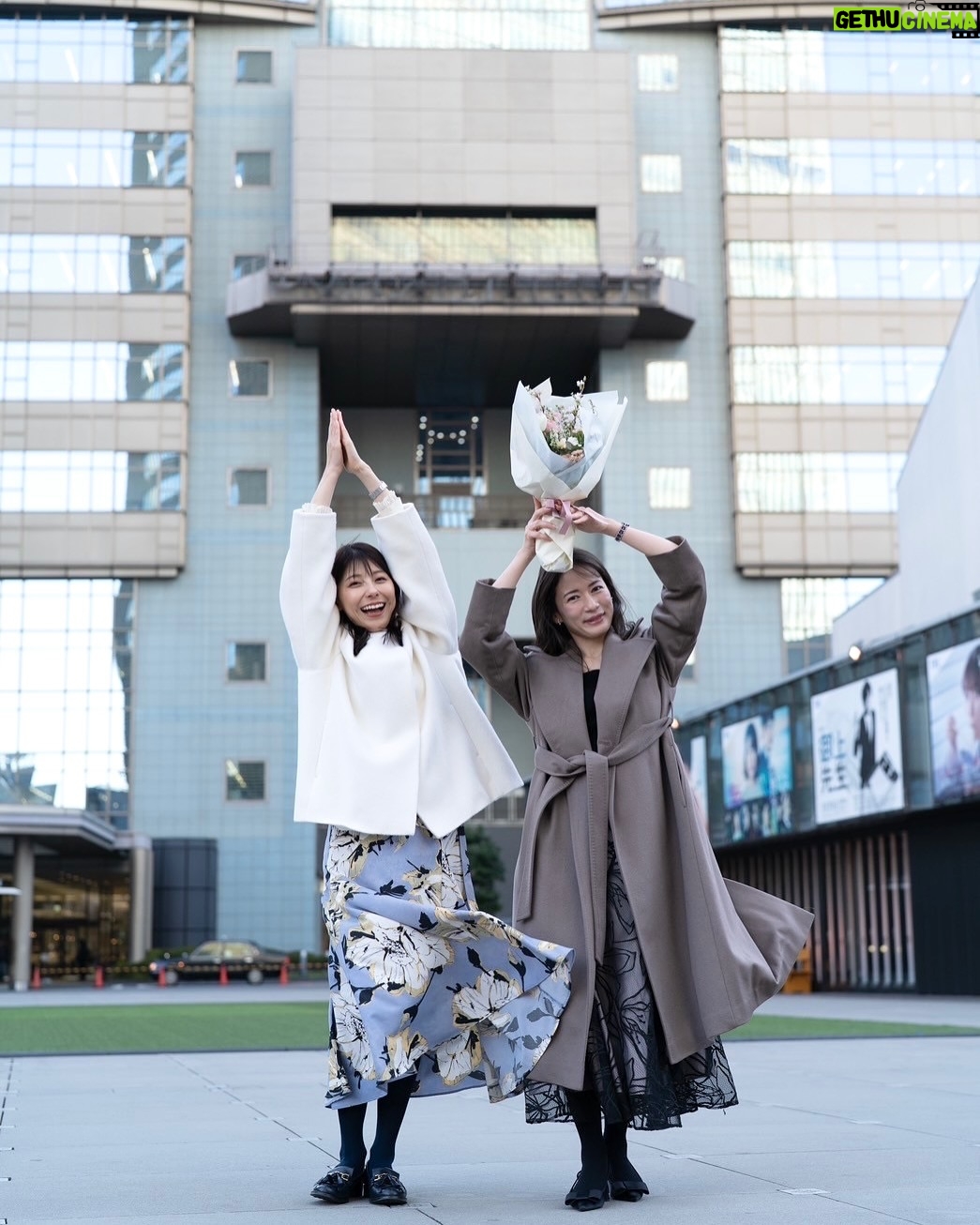 Saeko Kamimura - 8.9K Likes - .
.
宇内アナが先日TBSテレビを退職しました。
唯一の同期であり親友でもある梨沙が近くにいることは
私にとって大きな心の支えだったので、
とても寂しいのが正直なところです😔
お酒を全く飲めない梨沙ですが
私がとても落ち込んでいる時、『私も一杯飲む!』と
私のヤケ酒に付き合ってくれ、励ましてくれたことがありました。あの時は嬉しかったなぁ。
彼女の言動は優しいだけでなく、いつも正しく、筋が通っていて、とてもかっこいいんです。そんな梨沙が選んだ新しい道を、これからも親友として変わらず応援していきます!
TBSアナウンサーとしての10年お疲れ様♡
同期になってくれてありがとう♡
伝えたいことは、泣きながら書いた手紙を渡したので
このあたりで😌
@risaunai