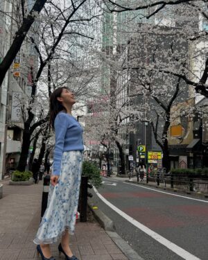Saeko Kamimura Instagram - .
.
昨日の放送で、Nスタを卒業しました。

様々なニュースをお伝えしたりプレゼンをしたりするなかで、『すたすた中継』のコーナーが始まり、話題のスポットから生中継も担当。最後の出演日は、ホランさんのゆかりの地　渋谷区の桜ヶ丘のさくらの様子をお届けしました。

2021年６月から約4年Nスタを担当し、桜に関するトピックや中継も何度も取り上げたことを思い出し、長く番組に関わらせてもらえたことを幸せに思いながら、しみじみと感謝の気持ちに浸りました🌸🌸

スタジオで出演者のみなさんと写真が撮れなかったので、送別会のデータをもらってからまた後日更新したいと思います！
ひとまず、Nスタで中継にいった写真を掘り起こしてみました。今までご覧いただき本当にありがとうございました😊

#Nスタ
