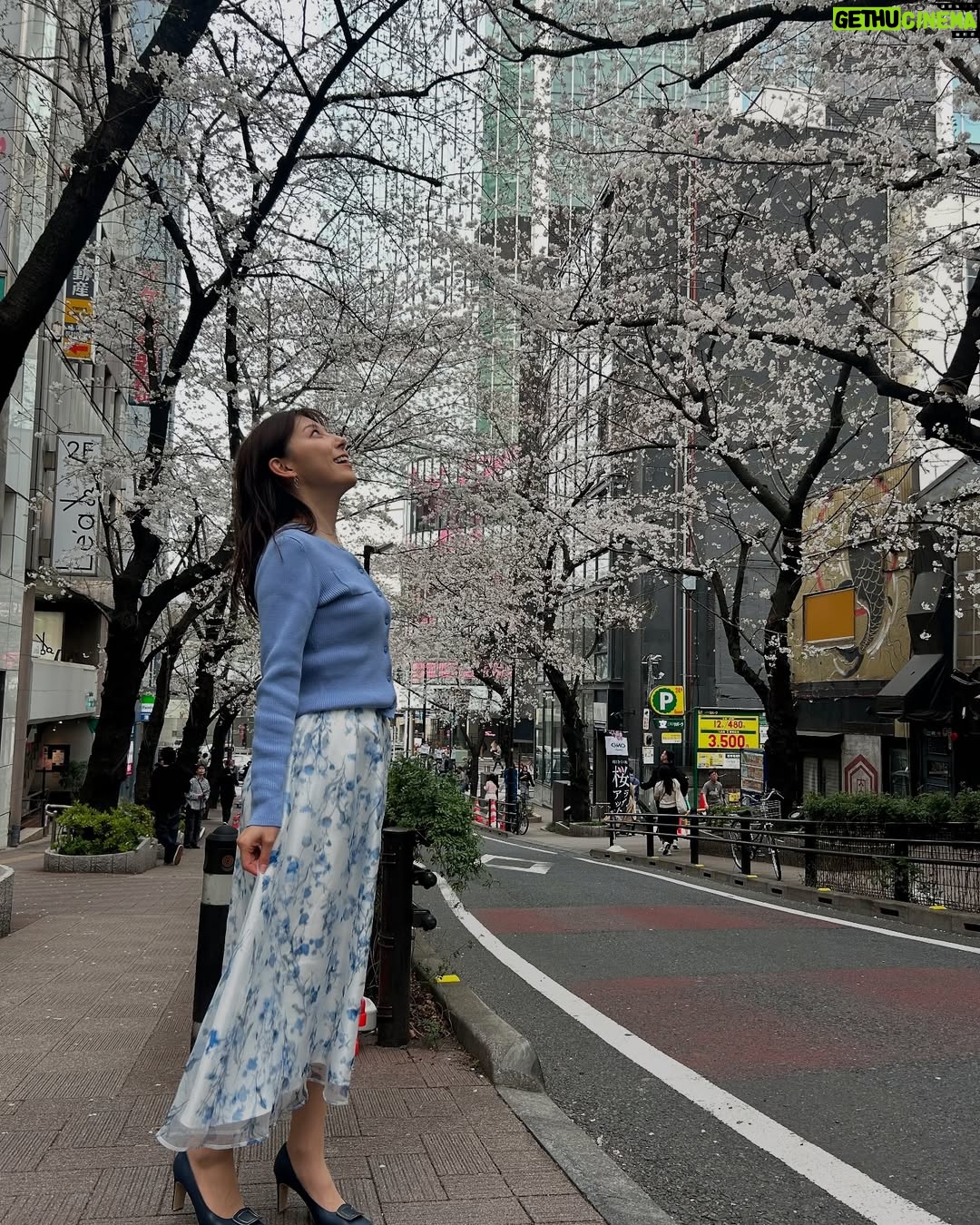 Saeko Kamimura - 8.9K Likes - .
.
昨日の放送で、Nスタを卒業しました。
様々なニュースをお伝えしたりプレゼンをしたりするなかで、『すたすた中継』のコーナーが始まり、話題のスポットから生中継も担当。最後の出演日は、ホランさんのゆかりの地 渋谷区の桜ヶ丘のさくらの様子をお届けしました。
2021年6月から約4年Nスタを担当し、桜に関するトピックや中継も何度も取り上げたことを思い出し、長く番組に関わらせてもらえたことを幸せに思いながら、しみじみと感謝の気持ちに浸りました🌸🌸
スタジオで出演者のみなさんと写真が撮れなかったので、送別会のデータをもらってからまた後日更新したいと思います!
ひとまず、Nスタで中継にいった写真を掘り起こしてみました。今までご覧いただき本当にありがとうございました😊
#Nスタ