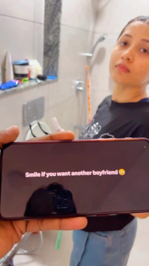 Sakshi Shrivas Instagram - Was she smiling..? 🫠Aap ko Kyan Lagta hai 😂
#sakstin
Let me know what Would your reaction be also tag you chintu in the comments
#justinscruz#sakshishrivas #couplegoals #trending #funny