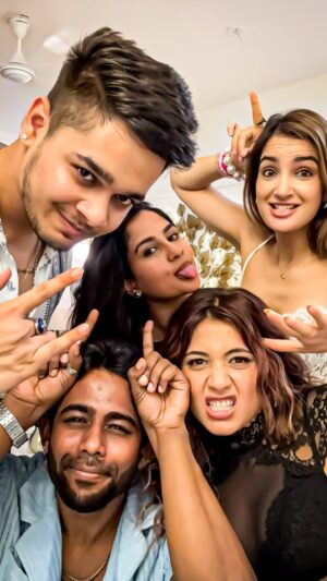 Sakshi Shrivas Instagram - Sensations with the sensational gang 🤪🤪🤪 and a secret debut 😎
Let us know how you liked the video in the comments!! 😬🤌🏼