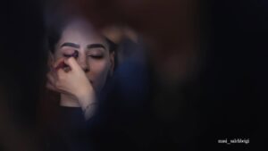 Samaneh Pakdel Instagram - .
ای نسخه نامه الهی که تویی
وی آینه جمال شاهی که تویی
بیرون ز تو نیست هر چه در عالم هست
در خود بطلب هر آنچه خواهی که تویی
.”مولانا”
عکس @masoumesalehbeigi 
گریم @sonia.sobhani_ 
#سمانه_پاکدل #آینه#مولانا#گریم#سریال