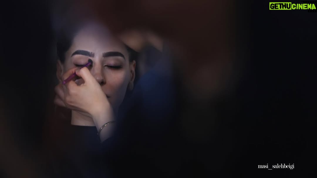 Samaneh Pakdel - 14.5K Likes - .
ای نسخه نامه الهی که تویی
وی آینه جمال شاهی که تویی
بیرون ز تو نیست هر چه در عالم هست
در خود بطلب هر آنچه خواهی که تویی
.”مولانا”
عکس @masoumesalehbeigi
گریم @sonia.sobhani_
#سمانه_پاکدل #آینه#مولانا#گریم#سریال