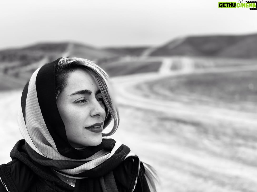 Samaneh Pakdel - 75.9K Likes - .
عجب سيركى است!
همه مان خواهيم مرد.
اين مسئله به تنهايى
بايد كارى كند كه
يگديگر را دوست بداريم
ولى نمى كند.؟!؟!
#چارلز_بوکوفسکی#سياه_سفيد#سمانه_پاکدل
#black#white#samanehpakdel