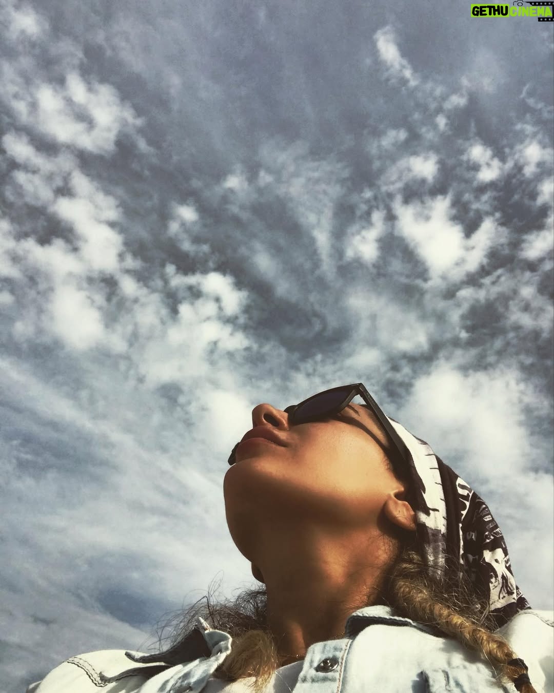 Samaneh Pakdel - 57K Likes - .
امروز نه آغاز و نه انجام زمان است
اى بس غم و شادى كه پس پرده نهان است
گر مرد رهى غم مخور از دورى و ديرى
دانى كه رسيدن هنر گام زمان است
ه.ا.سايه
#سمانه_پاکدل#آسمان#ابر#هنری#زمان#
#samanehpakdel#sky#cloud#art#time
