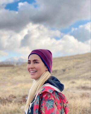 Samaneh Pakdel Instagram - .
ياد من باشد فردا دم صبح
 جور ديگر باشم
بد نگويم به هوا ، آب، زمين
مهربان باشم با مردم شهر 
و فراموش كنم هر چه گذشت.....
خانه دل بتكانم ازغم
و به دستمالى از جنس گذشت
بزاديم ديگر تار كدورت ازدل
مشت را باز كنم تا كه دستى گردد
و به لبخندى خوش
 دست در دست زمان بگذارم
فريدون مشيرى 
#سمانه_پاکدل#آسمان#لبخند#ابر 
#samanehpakdel#sky#clouds#smile 
Photo by : @hadikazemi_ ❤️