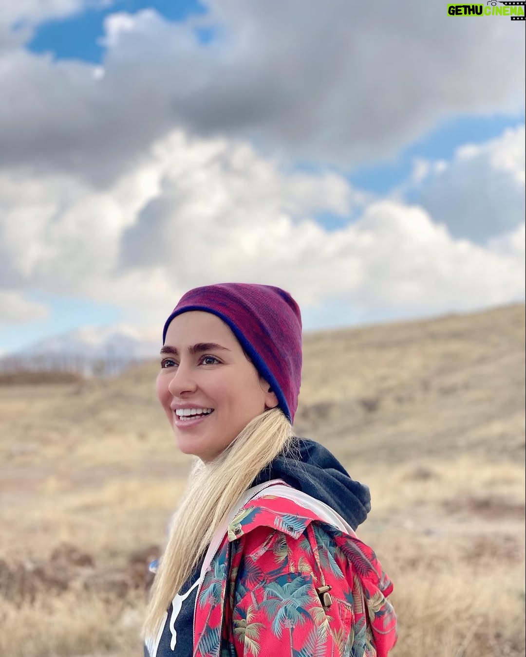 Samaneh Pakdel - 95.1K Likes - .
ياد من باشد فردا دم صبح
جور ديگر باشم
بد نگويم به هوا ، آب، زمين
مهربان باشم با مردم شهر
و فراموش كنم هر چه گذشت.....
خانه دل بتكانم ازغم
و به دستمالى از جنس گذشت
بزاديم ديگر تار كدورت ازدل
مشت را باز كنم تا كه دستى گردد
و به لبخندى خوش
دست در دست زمان بگذارم
فريدون مشيرى
#سمانه_پاکدل#آسمان#لبخند#ابر
#samanehpakdel#sky#clouds#smile
Photo by : @hadikazemi_ ❤️