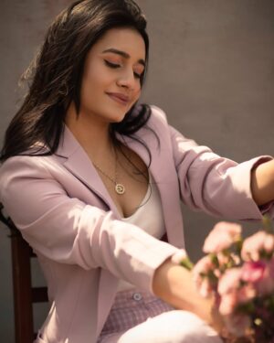 Samyuktha Viswanathan Instagram - More from this series ‘coz I luuurved the fit 🎀

Photos by @abhilash_rangi
Styling by @aishwaryaraghunath
Makeup & Hair by @theartofmuki @ginihairandmakeup
Outfit by @blackshades_bespoke