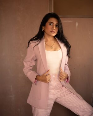 Samyuktha Viswanathan Instagram - More from this series ‘coz I luuurved the fit 🎀

Photos by @abhilash_rangi
Styling by @aishwaryaraghunath
Makeup & Hair by @theartofmuki @ginihairandmakeup
Outfit by @blackshades_bespoke