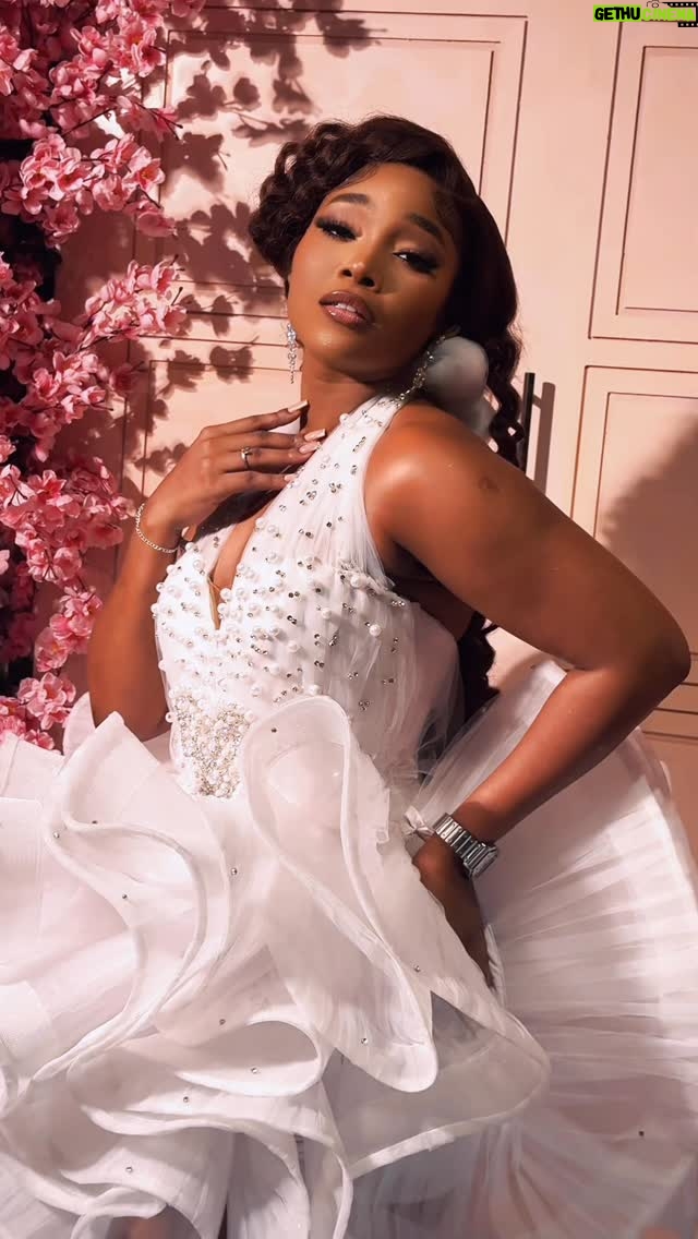 Sandra Okunzuwa - 32.9K Likes - Happy birthday to me … I did not step into this new age by chance, but by the boundless grace and mercy of God. With a heart full of gratitude, I embrace this new chapter, one filled with greatness, unending laughter, peace of mind, and pure joy. I feel truly blessed, and I celebrate this special day with a heart that overflows with love and appreciation.
STYLED BY THE ELEMENT @styl.addiction
Dress @maya_and_stitches
Location @24hrscontenthub_
Video @reels_ng
