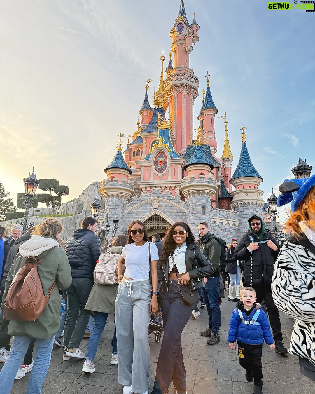 Sandra Okunzuwa - 67K Likes - My Disney experience got me feeling like a kid again . I ❤️ it
Photo credit: @preciousbawalkson