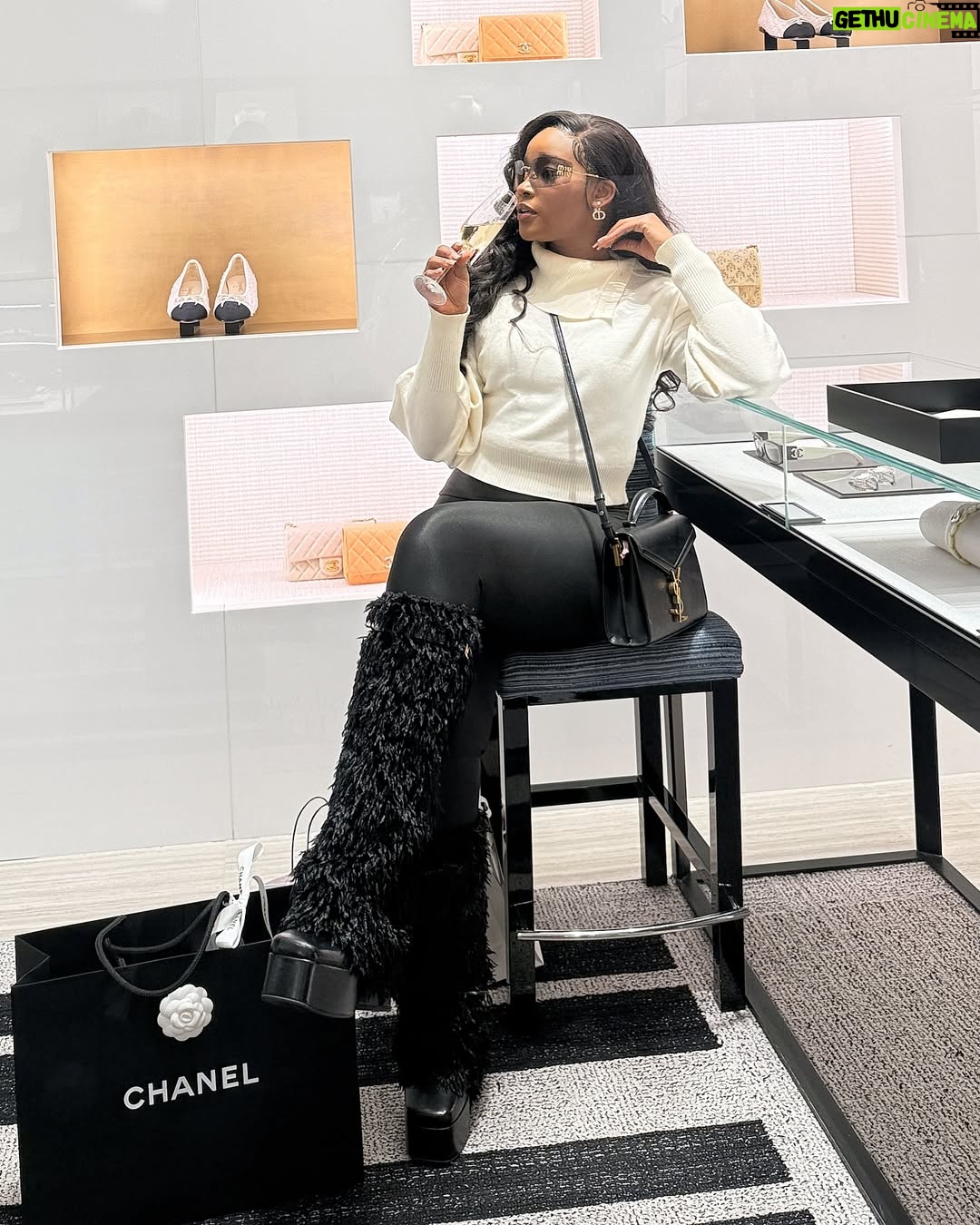 Sandra Okunzuwa - 17.4K Likes - ✌️ ❤️ & 💡