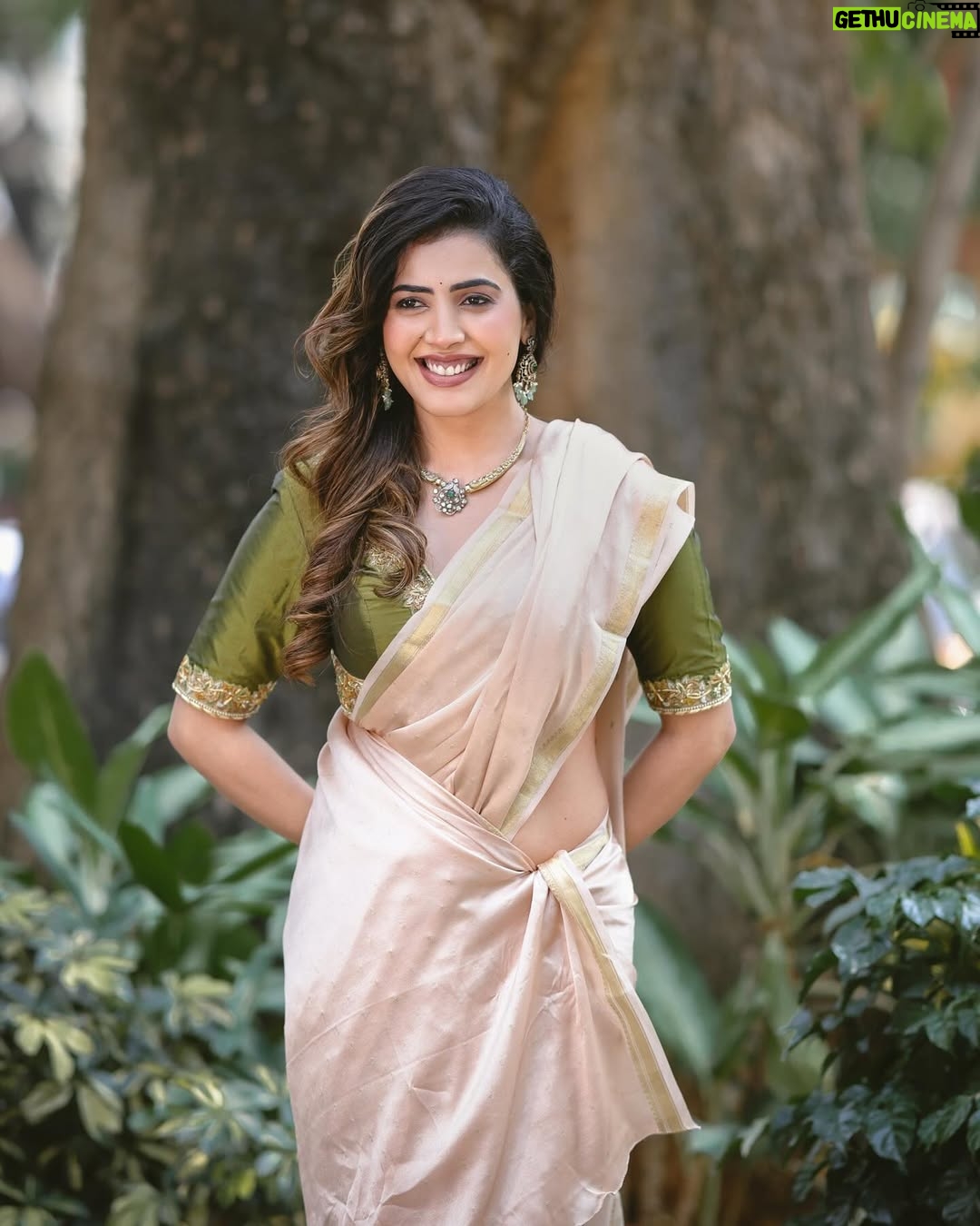 Sara Annaiah - 17.6K Likes - When in doubt, drape it out. 💫😘
@kushisampathkumar_couture
@venu_portraits
@makeupbyanushkaasingh
@anithebutterfingers