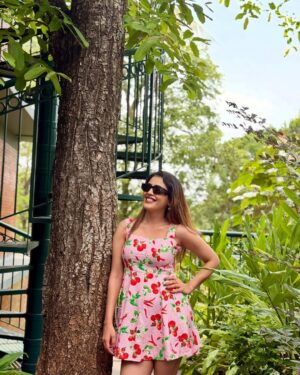 Sara Annaiah Instagram - Floral feels and leafy dreams! 🌳🍒🌸