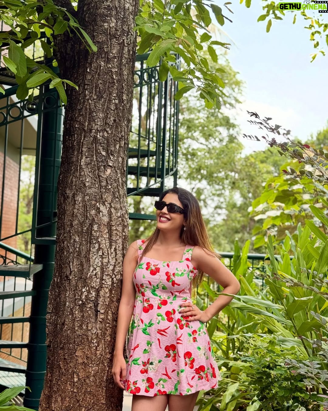 Sara Annaiah - 8.2K Likes - Floral feels and leafy dreams! 🌳🍒🌸