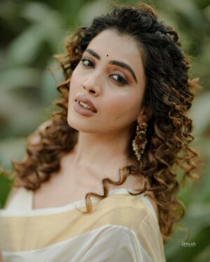 Sara Annaiah Instagram - Feeling all the feels 🤍☺️

@umesh__photography___ 
@makeover_by_ranju_gowda 
@panchamigowda_artistry568 
@shrisilverbay 
@viha.alankar