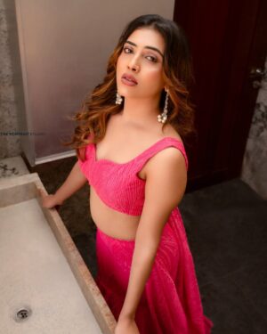 Sara Annaiah Instagram - The only gift you need🌹💃

@kushisampathkumar_couture 
@theportraitstudio_tps 
@makeupbyanushkaasingh 
@styleyourhairbyshilpa 
@kamalvillastudios