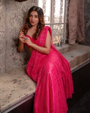 Sara Annaiah Instagram - The only gift you need🌹💃

@kushisampathkumar_couture 
@theportraitstudio_tps 
@makeupbyanushkaasingh 
@styleyourhairbyshilpa 
@kamalvillastudios