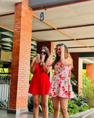 Sara Annaiah Instagram - Floral feels and leafy dreams! 🌳🍒🌸