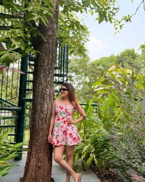 Sara Annaiah Instagram - Floral feels and leafy dreams! 🌳🍒🌸