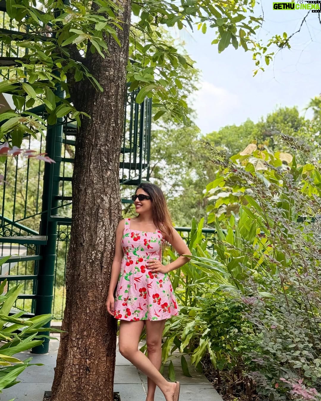 Sara Annaiah - 8.2K Likes - Floral feels and leafy dreams! 🌳🍒🌸