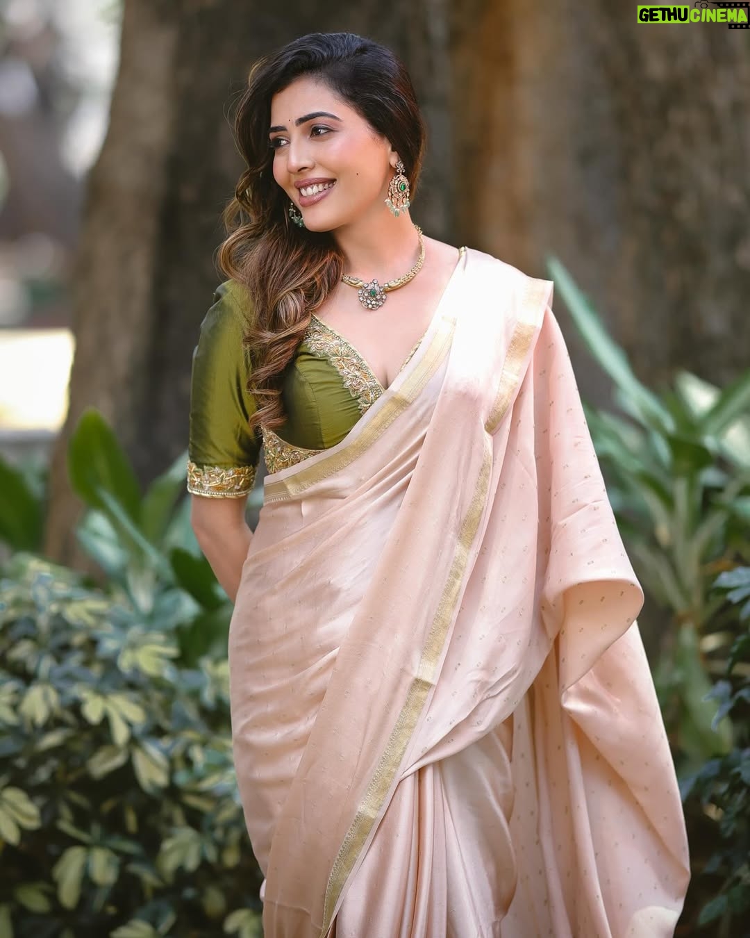 Sara Annaiah - 17.6K Likes - When in doubt, drape it out. 💫😘
@kushisampathkumar_couture
@venu_portraits
@makeupbyanushkaasingh
@anithebutterfingers
