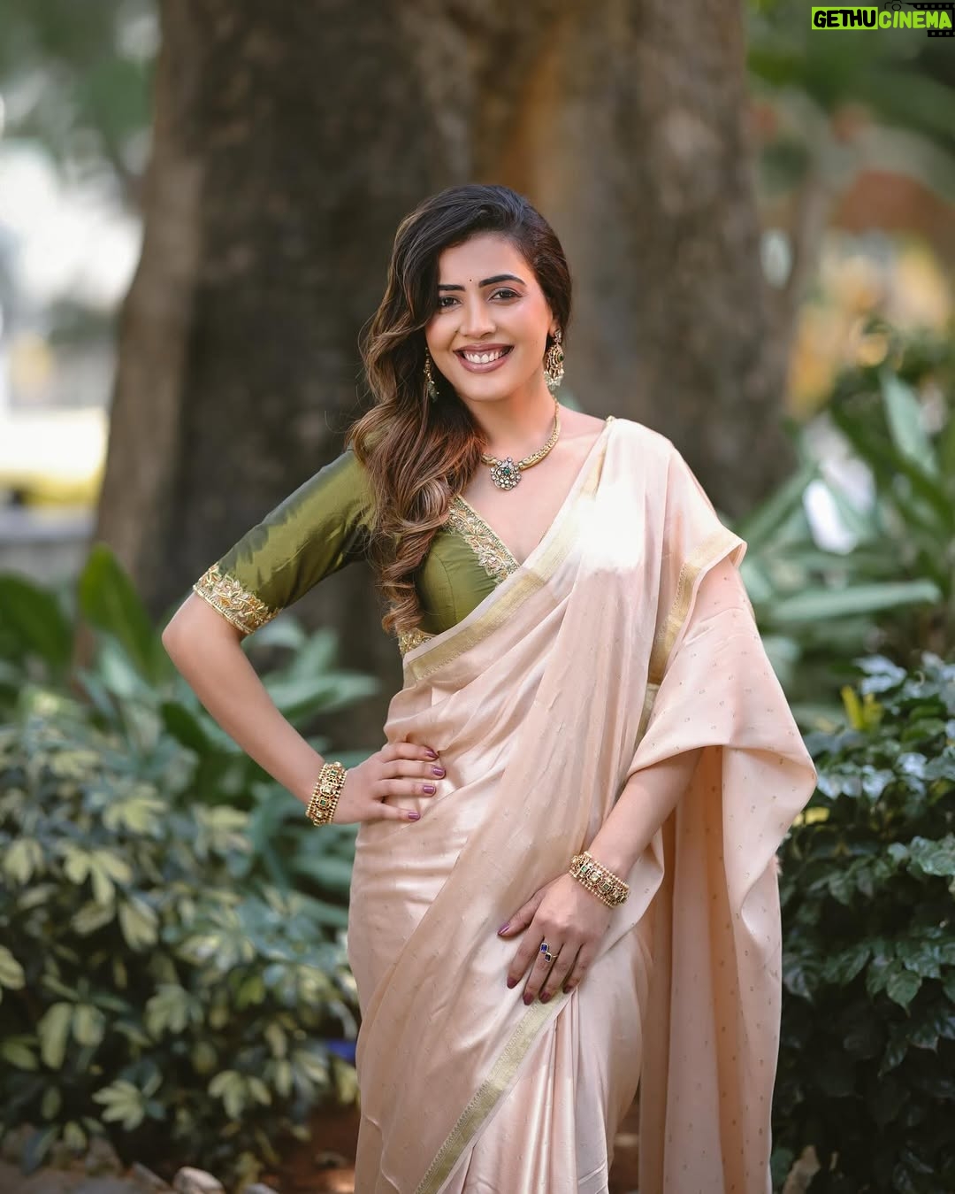 Sara Annaiah - 17.6K Likes - When in doubt, drape it out. 💫😘
@kushisampathkumar_couture
@venu_portraits
@makeupbyanushkaasingh
@anithebutterfingers