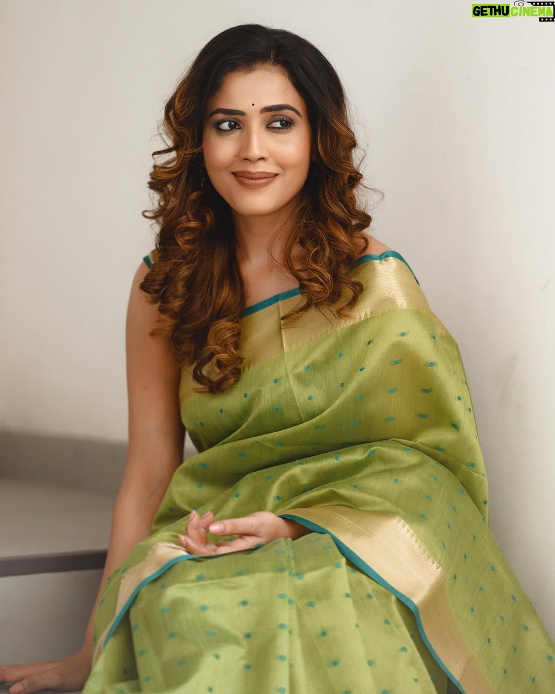 Sara Annaiah - 6.1K Likes - ಆಕಾಶ ದೀಪವೂ ನೀನೂ
ನಿನ್ನ ಕಂಡಾಗ ಸಂತೋಷವೇನೊ 🌸🌸
@evara_by_themystiquedesign
@framesbyvikaskakolu
@makeover_by_ranju_gowda
@panchamigowda_artistry568