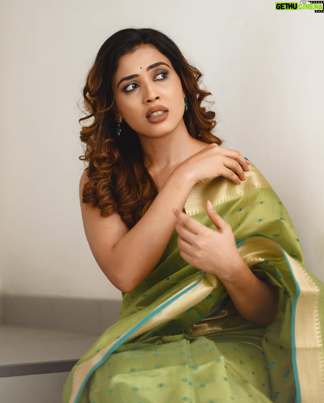 Sara Annaiah - 6.1K Likes - ಆಕಾಶ ದೀಪವೂ ನೀನೂ
ನಿನ್ನ ಕಂಡಾಗ ಸಂತೋಷವೇನೊ 🌸🌸
@evara_by_themystiquedesign
@framesbyvikaskakolu
@makeover_by_ranju_gowda
@panchamigowda_artistry568