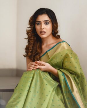 Sara Annaiah Instagram - ಆಕಾಶ ದೀಪವೂ ನೀನೂ 
ನಿನ್ನ ಕಂಡಾಗ ಸಂತೋಷವೇನೊ 🌸🌸

@evara_by_themystiquedesign 
@framesbyvikaskakolu 
@makeover_by_ranju_gowda 
@panchamigowda_artistry568