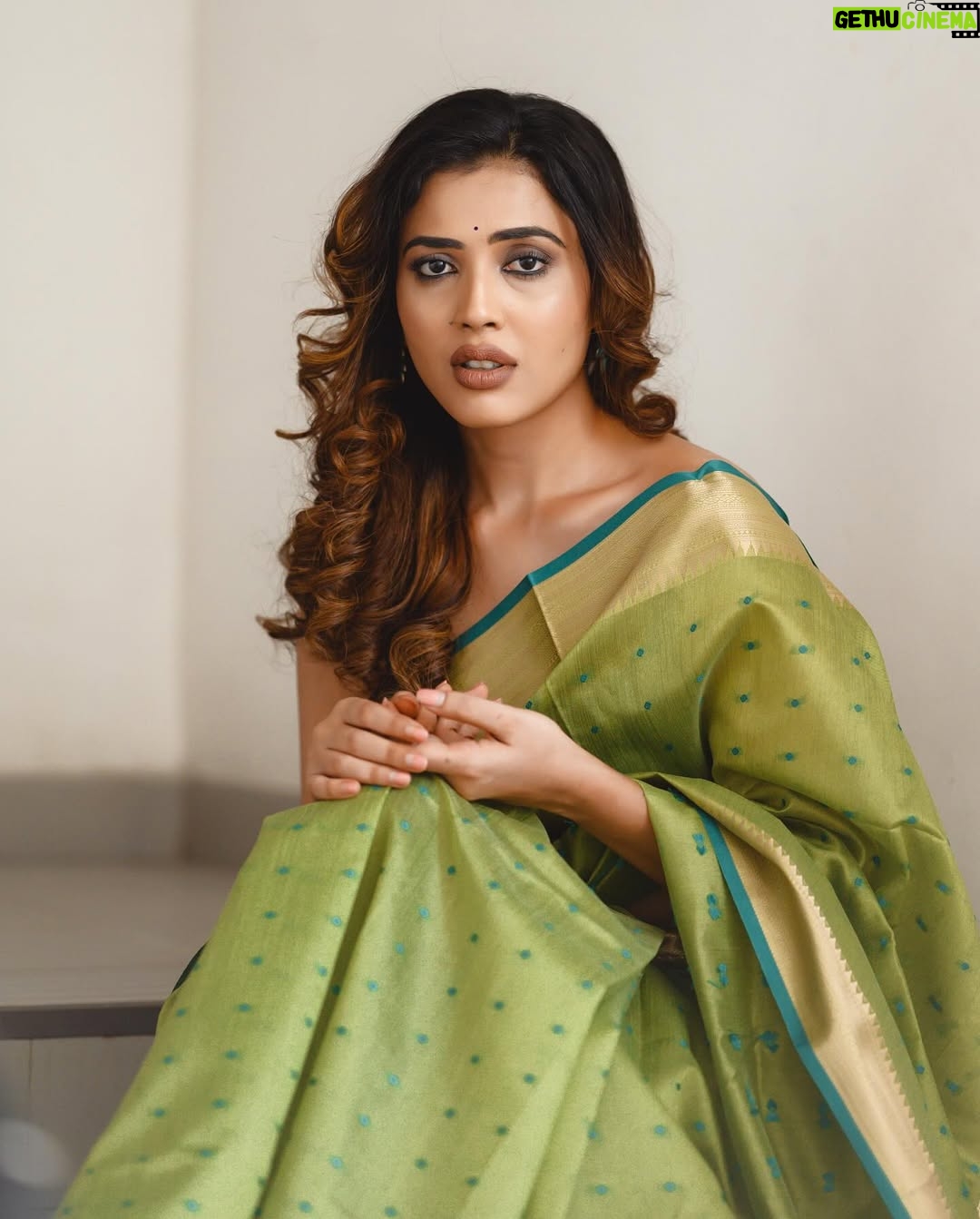Sara Annaiah - 6.1K Likes - ಆಕಾಶ ದೀಪವೂ ನೀನೂ
ನಿನ್ನ ಕಂಡಾಗ ಸಂತೋಷವೇನೊ 🌸🌸
@evara_by_themystiquedesign
@framesbyvikaskakolu
@makeover_by_ranju_gowda
@panchamigowda_artistry568